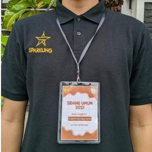ID card art paper dengan tali lanyard dipakai di kemeja hitam