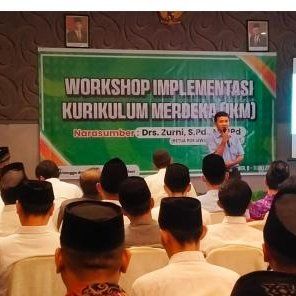 Banner workshop terpasang di depan ruang seminar