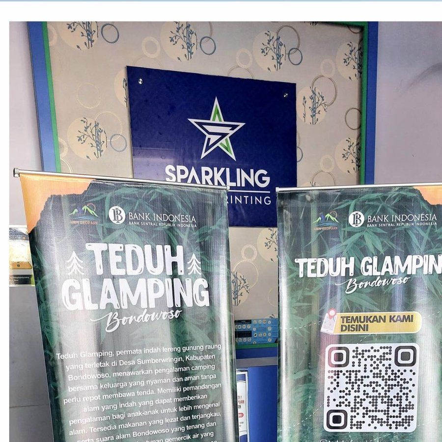 Standing banner dan roll banner berdiri di dalam ruangan