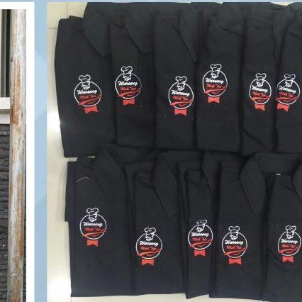 Deretan kaos polo hitam dengan bordir logo