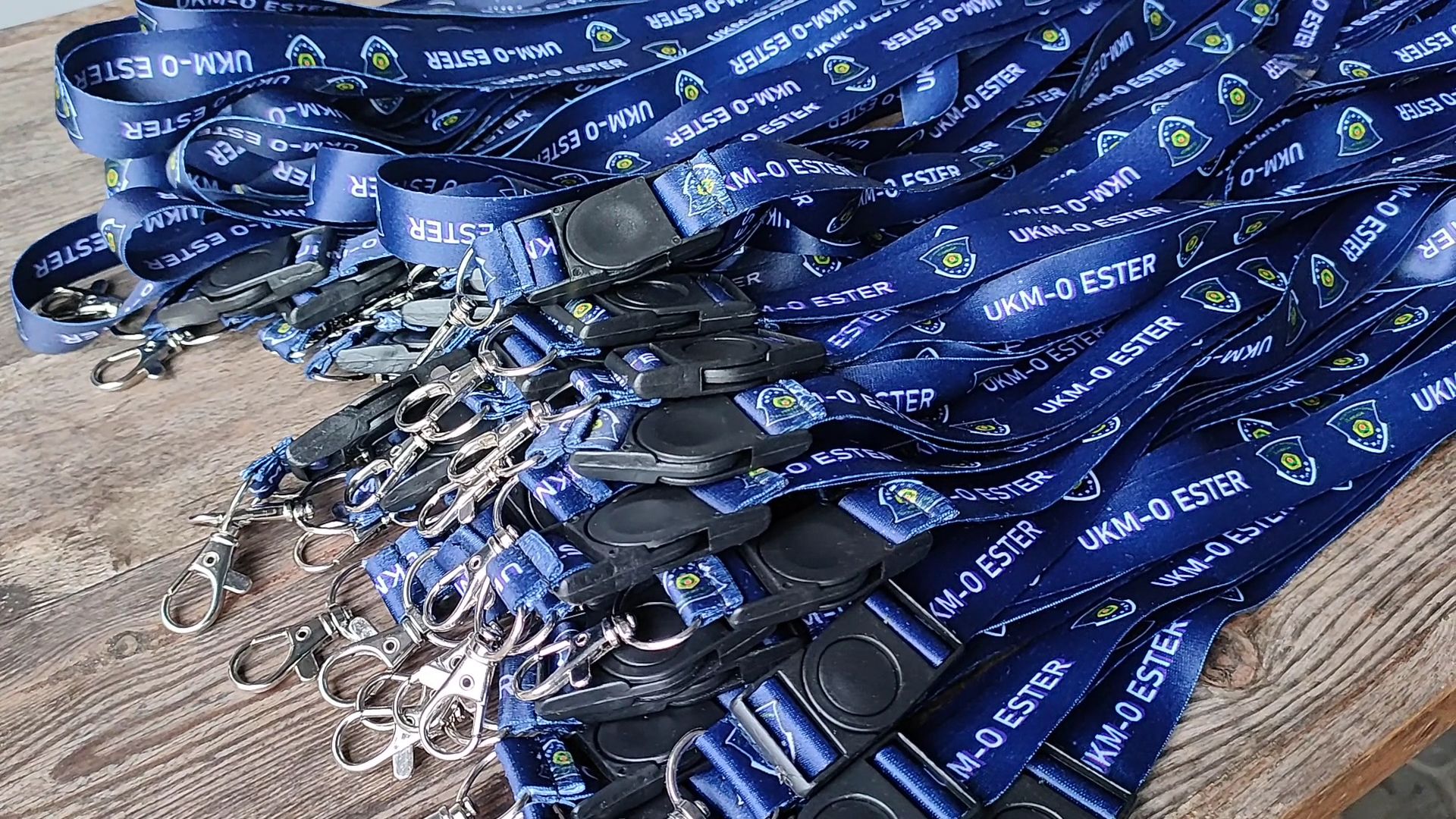 Tumpukan lanyard sublim biru hasil cetak Sparkling