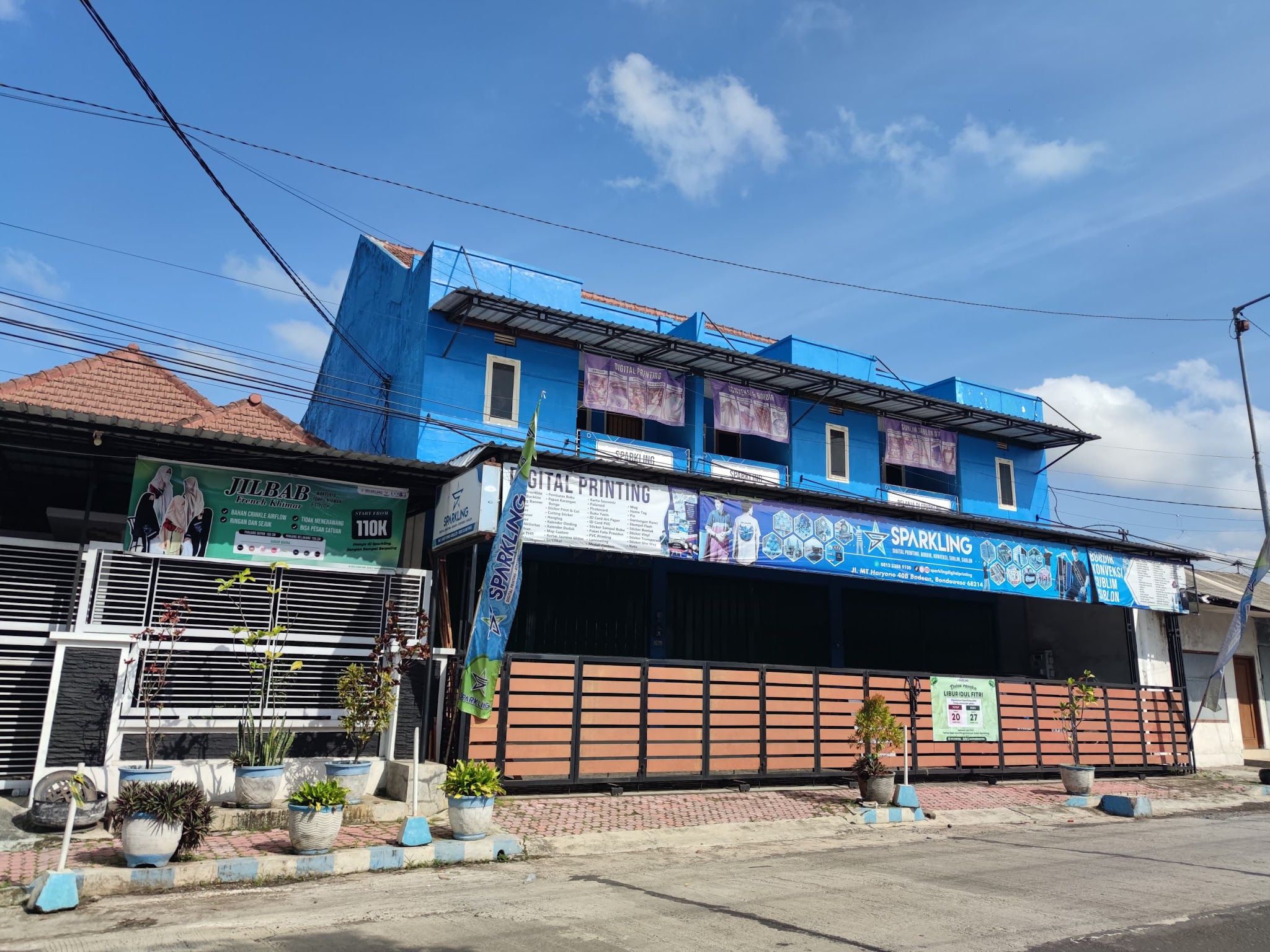 Tampak depan gedung biru Sparkling Digital Printing