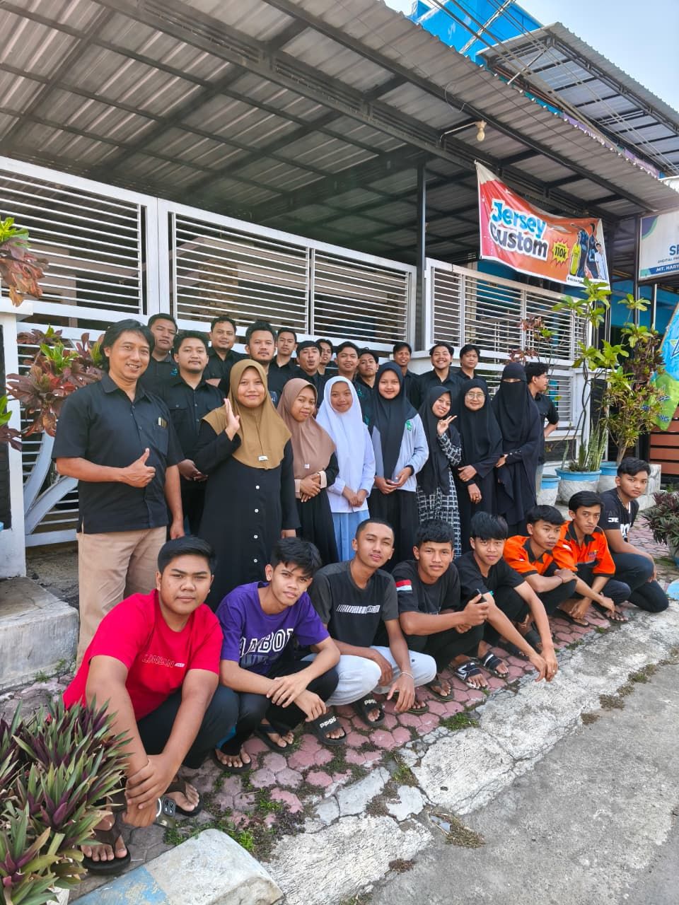 Tim Sparkling Digital Printing berfoto di depan toko